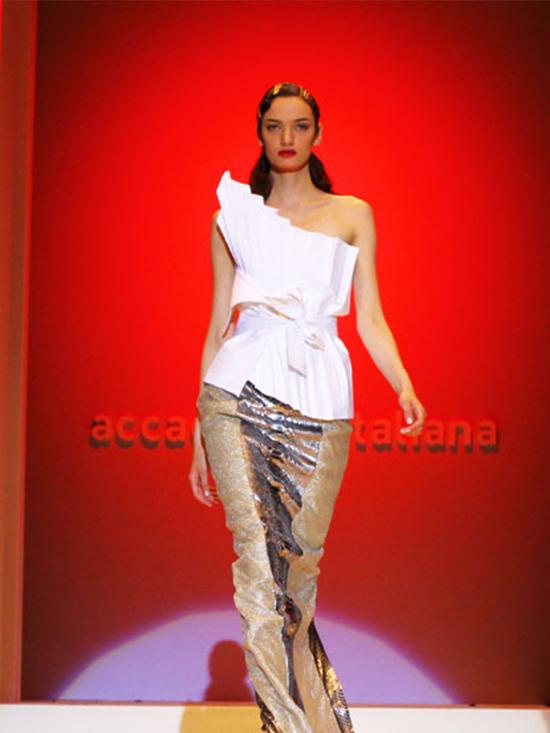 Le immagini della sfilata degli studenti della scuola di moda e di costume