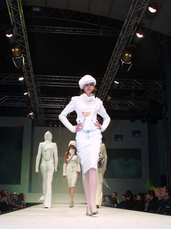 Sfilata di moda e mostra di design 2005