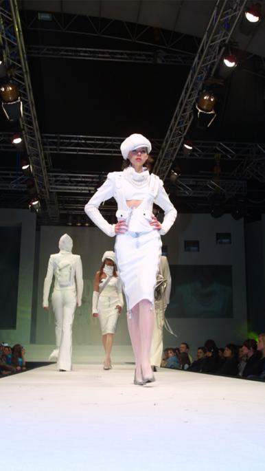 Sfilata di moda e mostra di design 2005