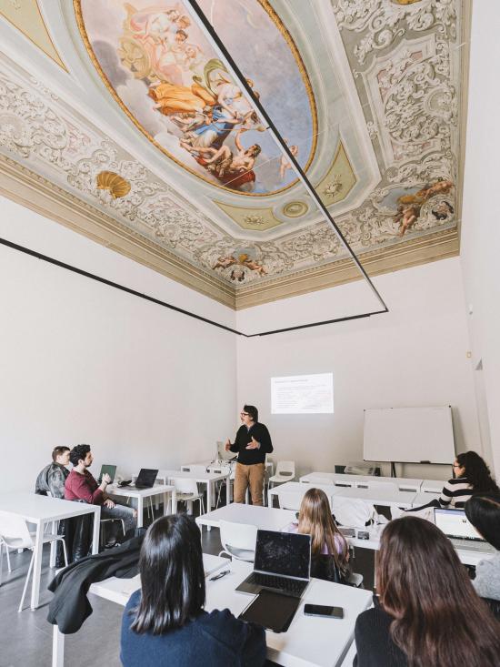 In quale lingua si tengono le lezioni?